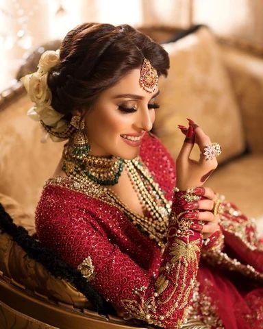 💍 Top 5 Bridal Makeup Trends Every Bride Must Try in 2025